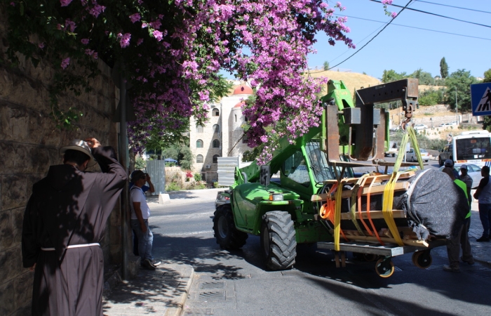 Le tracteur a filé à bonne allure vers la vieille ville, générant tout de même une série de coups de klaxon agacés lorsque la voiture le précédant arrêtait quelques minutes le traffic ©Lucie Mottet/Terra Sancta Museum