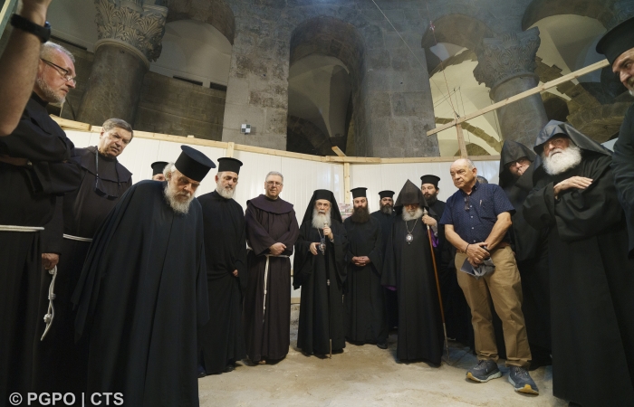 Le 16 juin, les chefs des Églises ont été invités à découvrir sur place l'état d'avancée des travaux. 
Ici aux abords du tombeau, ils foulent la roche-mère de la carrure de pierres qui était déjà inexploitée à l'époque de Jésus©GPO/CTS