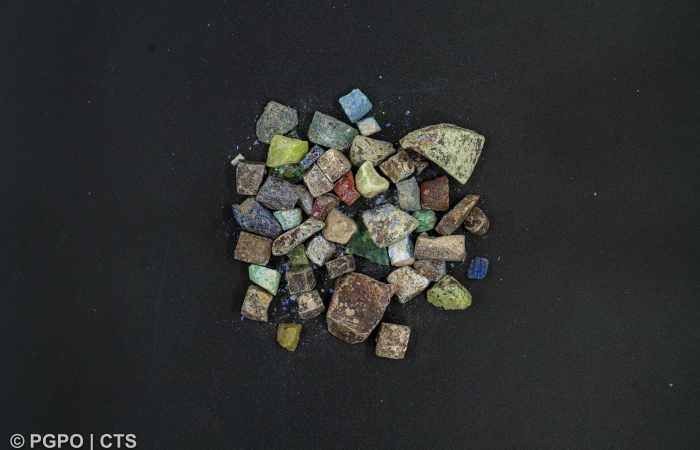 Tesselles de mosaïques trouvées lors des travaux dans la zone dite des Arches de la Vierge, qui correspond au triportique constantinien  ©GPO/CTS