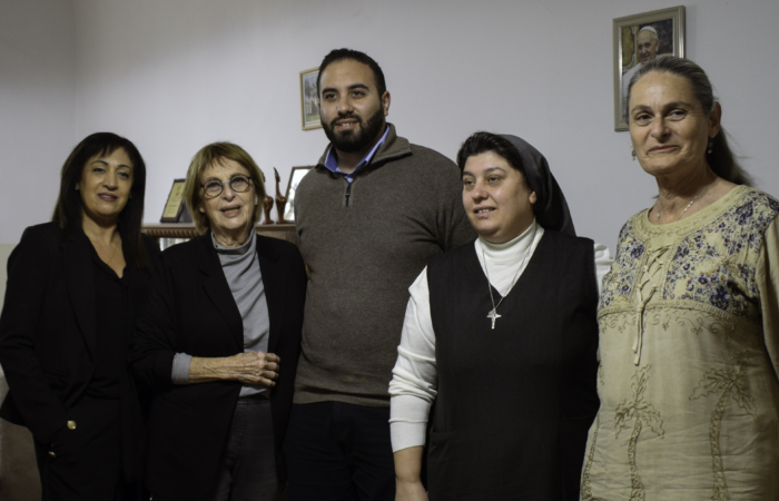 De droite à gauche : Yisca Harani, Sr Lida, Alex Hadweh, Chalutz Eti et la comptable de l'association israélienne lors de la remise de la donation à l'hôpital Saint-Louis ©Cécile Lemoine/TSM