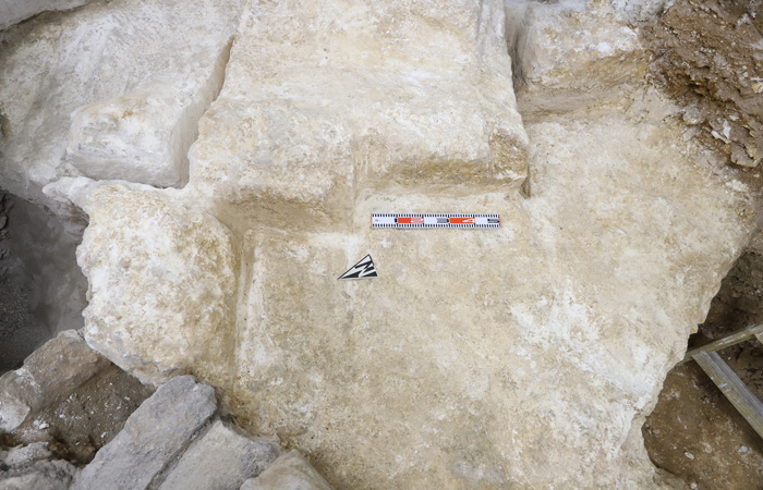 Comme dans la chapelle Sainte-Hélène, le sol de la basilique  montre des traces d’extraction de la pierre quand le lieu était utilisé comme carrière. ©La Sapienza/Custodie de Terre Sainte