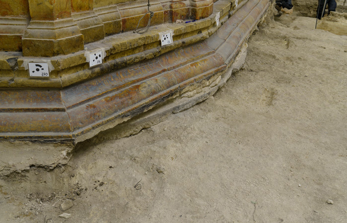L’édicule apparaît pose sur un pavement antérieur, lui-même directement posé sur le rocher. ©La Sapienza/Custodie de Terre Sainte