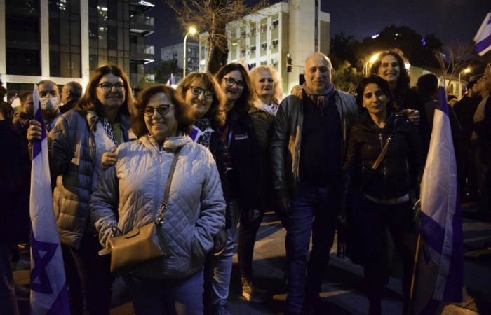 Un petit groupe de franco-isréaliens s'est donné rendez-vous par l'intermédiaire du groupe Facebook "Démocrates mobilisés", Tel Aviv, le 21 janvier 2023 ©Cécile Lemoine/TSM