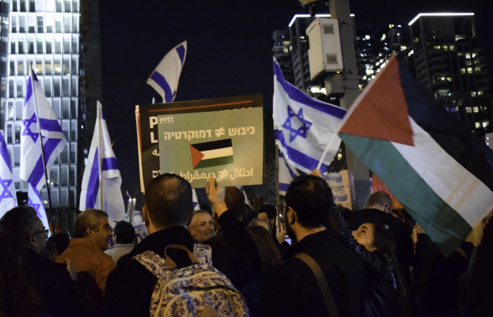 Quelques drapeaux palestiniens sont brandis, malgré leur interdiction quelques semaines auparavant. Tel Aviv, le 21 janvier 2023 ©Cécile Lemoine/TSM