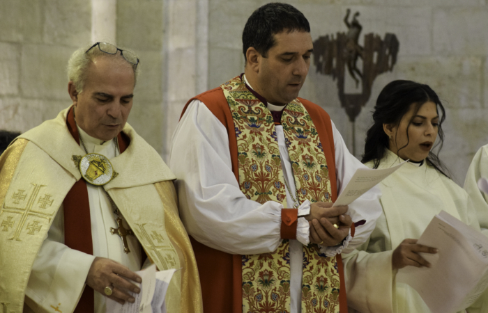 De gauche à droite, l'évêque luthérien Sani Ibrahim Azar, l'archevêque anglican de Jérusalem, Hosam Naoum, et Sally Azar ©Cécile Lemoine/TSM