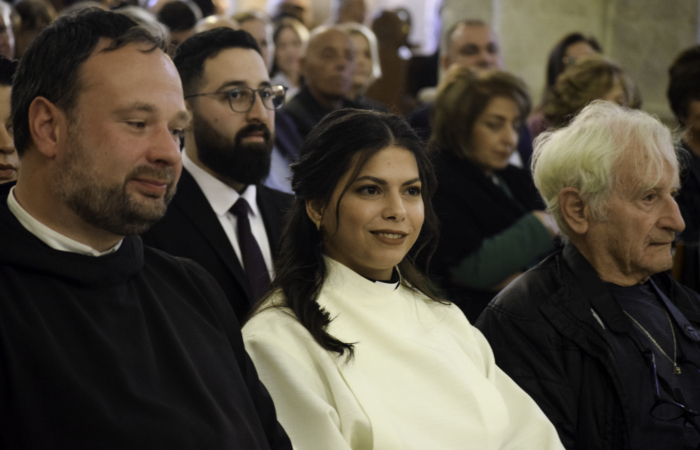 Sally Azar écoute le sermon donné par son père, l'évêque Sani Ibrahim Azar. A sa gauche, le frère Nikodemus, représentant du Patriarcat Latin de Jérusalem ©Cécile Lemoine/TSM