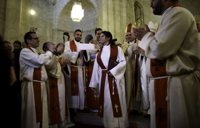 Emotion, alors que la foule venue célébrer son ordination remplit l'église luthérienne du Rédempteur d'applaudissements nourris et de youyou chaleureux ©Cécile Lemoine/TSM