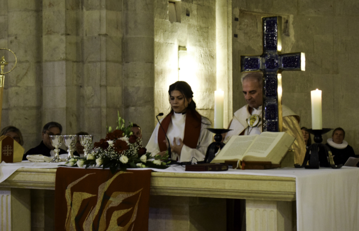 Sally Azar préside la communion aux côtés de l'évêque ©Cécile Lemoine/TSM