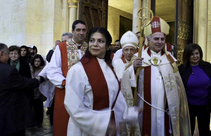 À la sortie du service, les scouts accompagnent la nouvelle pasteur et le clergé luthérien vers le lieu de réception attenant à l'église du rédempteur ©Cécile Lemoine/TSM