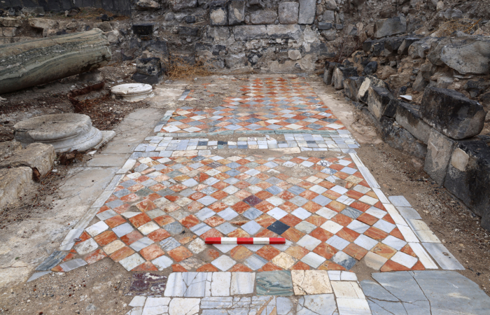 Le sol en opus sectile blanc et rouge dans l'aile sud après sa mise au jour. ©Michael Eisenberg