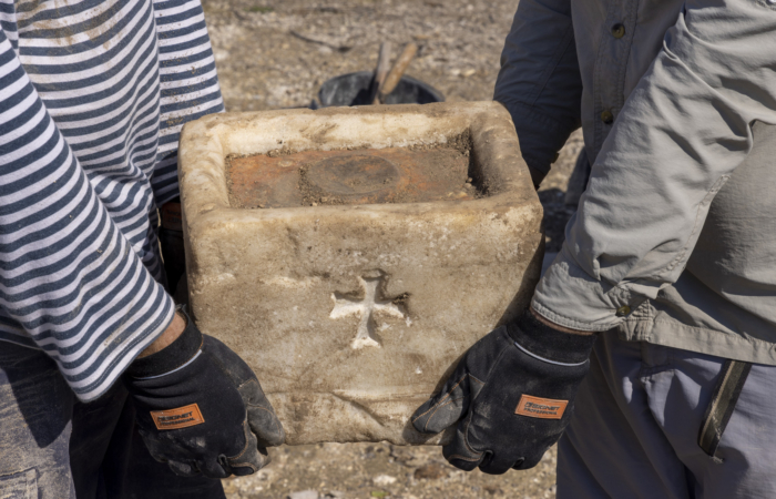 Le plus lourd reliquaire portable en marbre connu en Israël, trouvé dans la chapelle latérale ©Michael Eisenberg