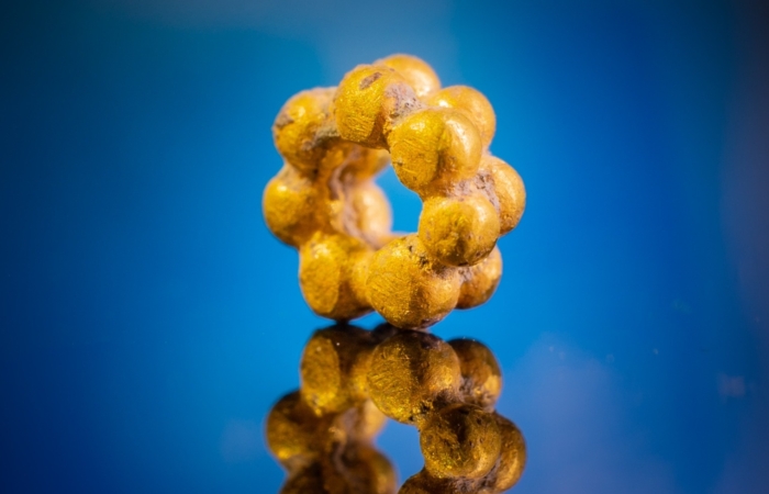 La perle, en or pur, a été fabriquée selon un technique délicate et complexe extérieure à Israël ©Koby Harati/City of David