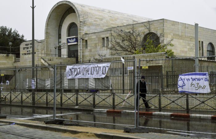 La synagogue Ateret Abraham de Neve Yaakov aux abords de laquelle la fusillade du 28 janvier dernier s’est déroulée ©Cécile Lemoine/TSM
