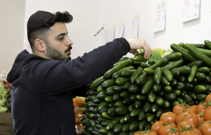 Daniel, propriétaire d’un magasin de fruits et légumes à Neve Yaakov. Il s'est séparé de son employé originaire de Beit Hanina au lendemain de l’attaque ©Cécile Lemoine/TSM