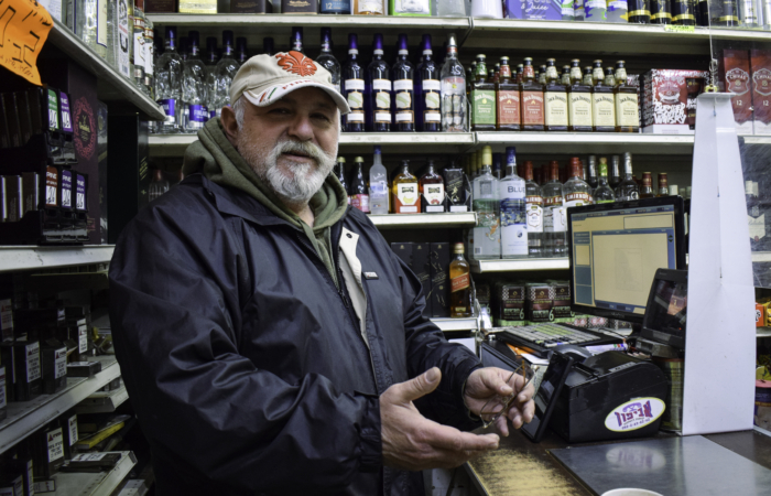 Ehud a grandi à Neve Yaakov. Propriétaire d’une épicerie depuis 30 ans, il a perdu un ami lors de l’attaque
©Cécile Lemoine/TSM