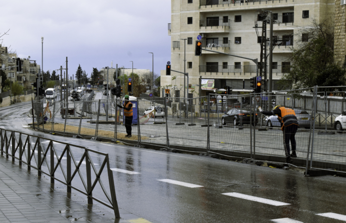 Un tramway devrait bientôt relier la colonie au reste de Jérusalem. Les ouvriers qui travaillent sur le chantier sont majoritairement palestiniens, résidents de Jérusalem, ou bien vivant en Cisjordanie.
©Cécile Lemoine/TSM