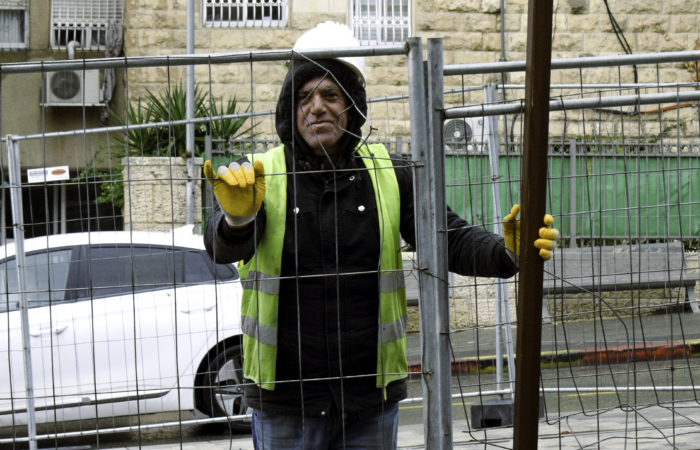 - Aïssa est ouvrier sur le chantier. Il vit à Bethléem et traverse quotidiennement le checkpoint qui le sépare d’Israël pour venir travailler sur le chantier du tramway ©Cécile Lemoine/TSM