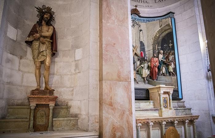 A droite et avant qu’elle n’ait été vandalisée le 2 février 2023, la statue de Jésus condamné et couronné d'épines de la chapelle de la Condamnation. ©Nadim Asfour/Custodie de Terre Sainte