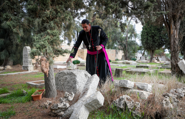 Mgr Ossam Nahoum, archevêque du diocèse épiscopalien de Jérusalem, constate les dommages faits le 1er janvier au cimetière de sa communauté sur le Mont Sion ©Jamal Awad/Flash90