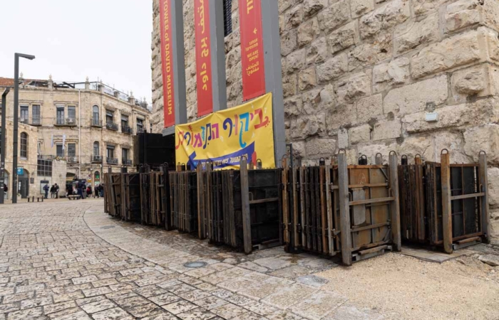 L’amoncellement de barrières à la Porte de Jaffa augure du bouclage du quartier chrétien à l'occasion de la fête du Saint Feu,le 15 avril 2023  ©MAB/TSM