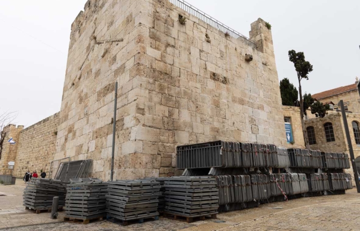 L’amoncellement de barrières à la Porte de Jaffa augure du bouclage du quartier chrétien à l'occasion de la fête du Saint Feu,le 15 avril 2023  ©MAB/TSM