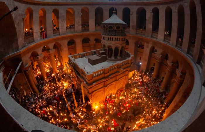 La foule des fidèles se presse dans la basilique pour recevoir la Saint flamme et la basilique semble s’embraser. ©MAB/TSM
