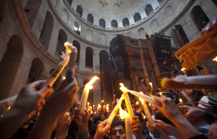 La liesse est impressionnante dans la foule fascinée par le feu miraculeux  ©MAB/TSM