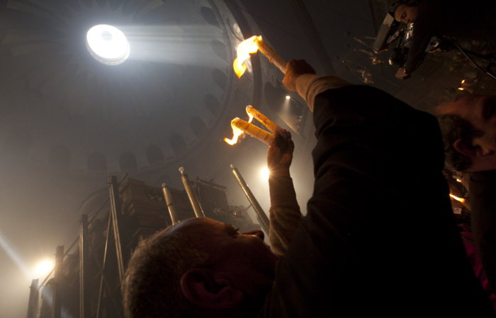 Le vrai souvenir de la célébration consiste à rapporter chez soi le cierge allumé au Saint Feu si bien que les participants éteignent très vite leur cierge tandis que la basilique s’emplit d’une fumée noire et acre. ©MAB/TSM