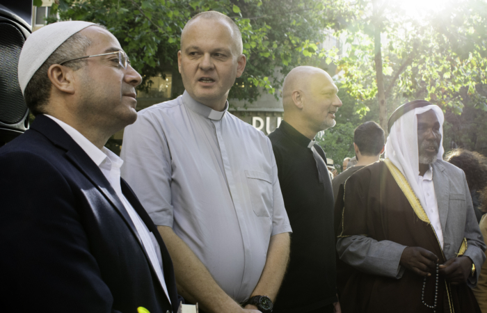 Le rabbin Beni Lau, les prêtres catholiques de la paroisse hébréophone de Jérusalem : le père Roman Kaminski et le père Piotr Zelazko et l'imam Cheikh Hassan, membre de l'initiative interreligieuse dans le Néguev. ©Cécile Lemoine/TSM