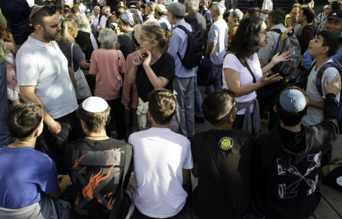 Ora et Haviva, deux juives israéliennes originaires de Suisse tentent d'expliquer à de jeunes juifs venus perturber le rassemblement, sa conteneur ©Cécile Lemoine/TSM