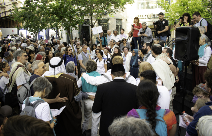 Les chants qui montent du petit groupe, en hébreu, parlent de paix et d'amour ©Cécile Lemoine/TSM