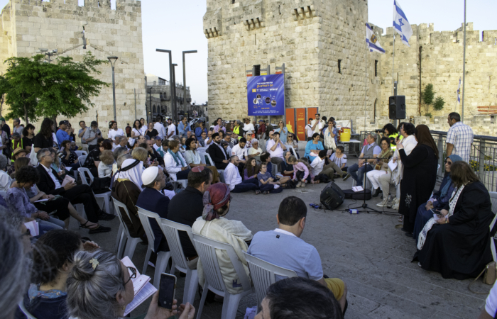Devant la porte de Jaffa, textes et prières des différentes religions sont lus devant une petite foule, majoritairement juive israélienne ©Cécile Lemoine/TSM