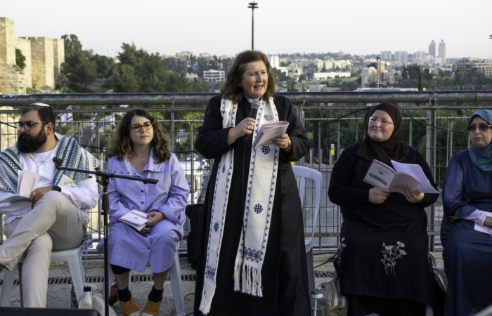 La pasteure Muriel Pearson, de la paroisse luthérienne de Tibériade, donne un topo sur la notion de paix ©Cécile Lemoine/TSM