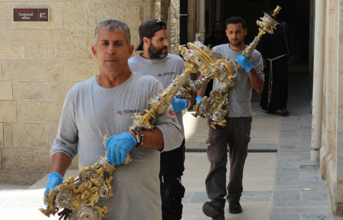 Les ouvriers israéliens transportent les chandeliers offerts par Philippe V de Bourbon, roi d'Espagne, entre 1700 et 1713 ©Henri de Mégille/Terra Sancta Museum