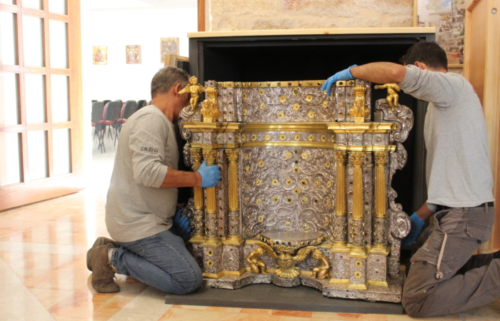 Mise en caisse d'un baldaquin en argent offert par le roi d'Espagne Philippe IV de Habsbourg en 1665 ©Henri de Mégille/Terra Sancta Museum