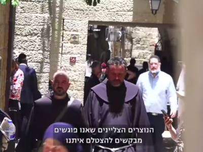 Un journaliste israélien se déguise en franciscain et se fait cracher dessus
