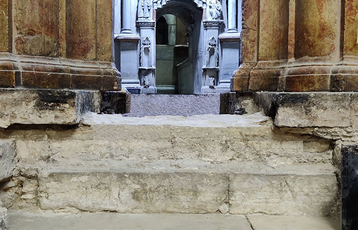 Fig.3 - Les deux marches de marbre blanc qui permettaient d'accéder au tombeau ©Archives Sapienza Università di Roma