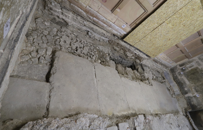 Fig.4 A l'entrée de l'édicule, les blocs de pierre blancs 
 ©Archives Sapienza Università di Roma