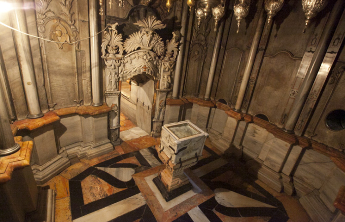 Intérieur de la chapelle de l'ange, sous le sol, on a trouvé les traces d'un autel antérieur qui supportait déjà comme ici des restes de la pierre qui ferma le Tombeau de Jésus ©MAB/Terre Sainte Magazine