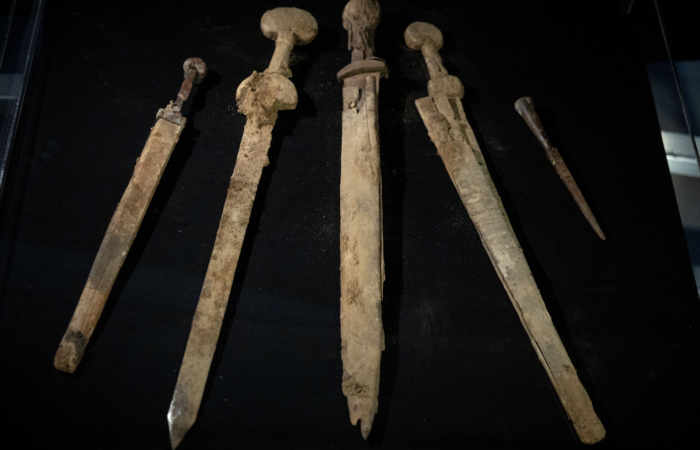 Quatre épées romaines quasi intactes découvertes près de la mer Morte