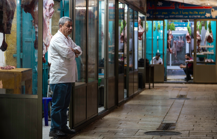 Dans le souk de Bethléem, Hamdi attend ses clients. Les samedis sont habituellement animés, mais depuis la guerre les gens ne se déplacent plus et ont moins d'argent ©Cécile Lemoine/TSM