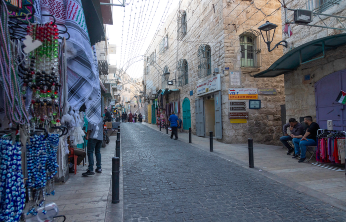 Dans la rue qui mène du souk à la basilique de la Nativité, la plupart des échoppes de souvenirs sont fermées, faute de touristes ©Cécile Lemoine/TSM