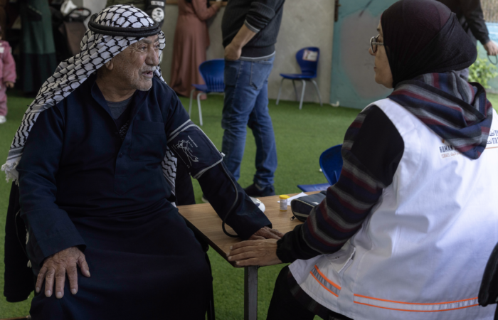 Husson, infirmière palestienne de citoyenneté israélienne, prend la tension et le taux de sucre d'un habitant de Jinsafut ©Cécile Lemoine