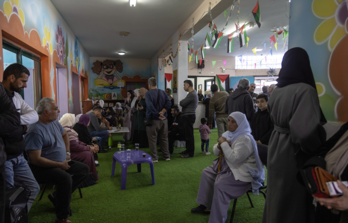 Une centaine d'habitants du village de Jinsafut sont venus se faire ausculter à l'occasion du passage de la clinique mobile, transformant la salle de jeu de l'école maternelle en salle d'attente géante ©Cécile Lemoine