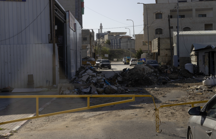 Une des entrées du village de Jinsafut, bloquée par une barrière et une barricade de gravats depuis le 8 octobre 2023 ©Cécile Lemoine