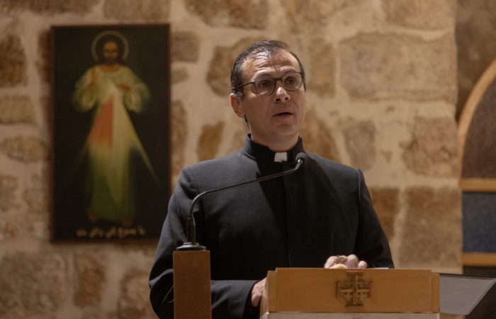 Le révérend Munther Isaac a prononcé le sermon après la lecture de l'Evangile selon Matthieu qui relate le massacre des bébés de la région de Bethléem par le roi Hérode ©Cécile Lemoine