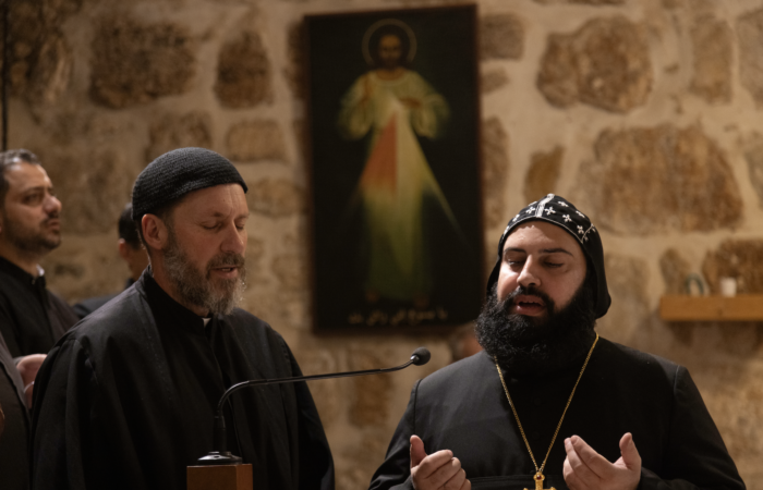 Le Notre Père chanté en araméen par les prêtres syriaques orthodoxe et catholique ©Cécile Lemoine