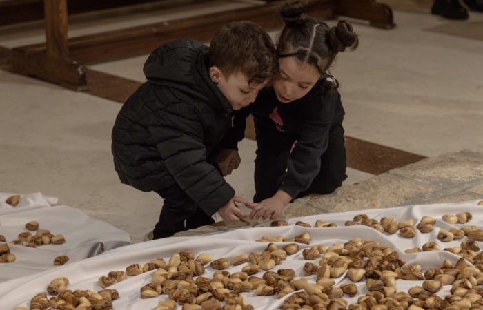 Chacun a pu venir déposer son cœur au milieu des autres à la fin de la prière ©Cécile Lemoine