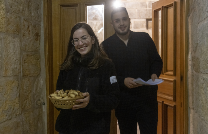 Les jeunes de la paroisse latine sont venus donner un coup de main ©Cécile Lemoine