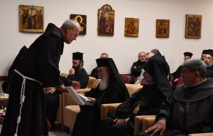 Frère Dobromir Jasztal, le superviseur pour la Custodie des travaux, distribue au Patriarche orthodoxe de Jérusalem les documents du jour.  ©Silvia Giulano/CTS